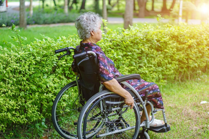 Feisty 80-Year-Old Amputee Chases Off A Man Who Wanted Her Wheelchair In The Most Hilarious Way