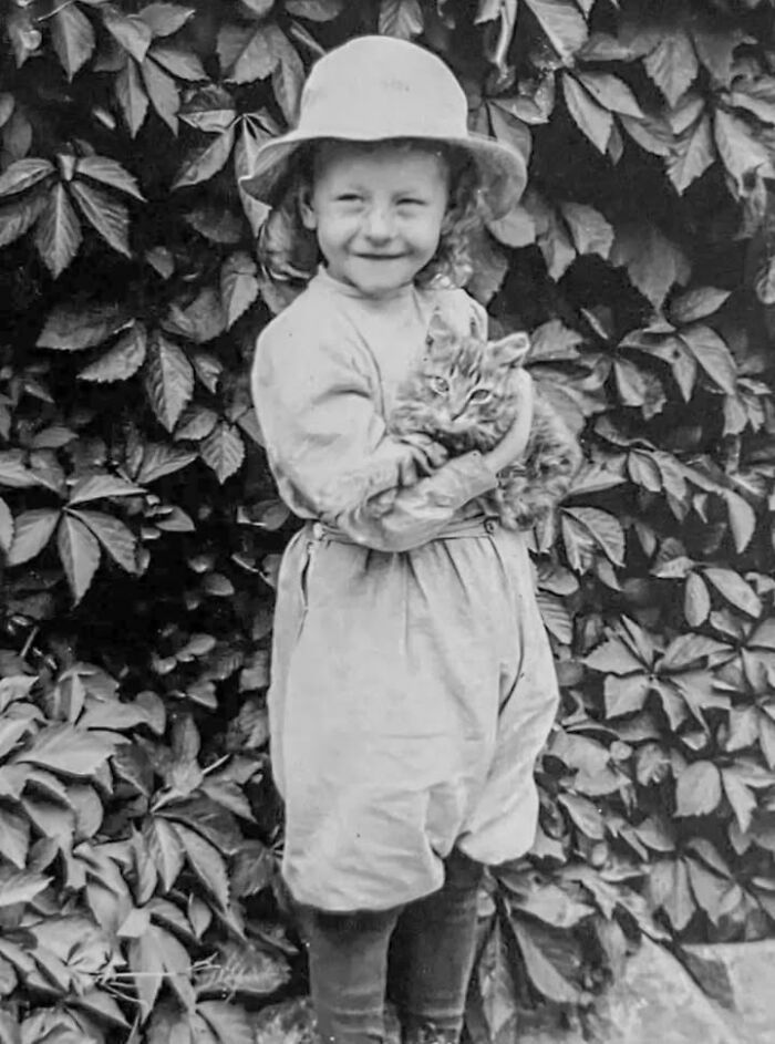 This Page Shared 39 New Adorable Vintage Photos Of Children With Their Cats