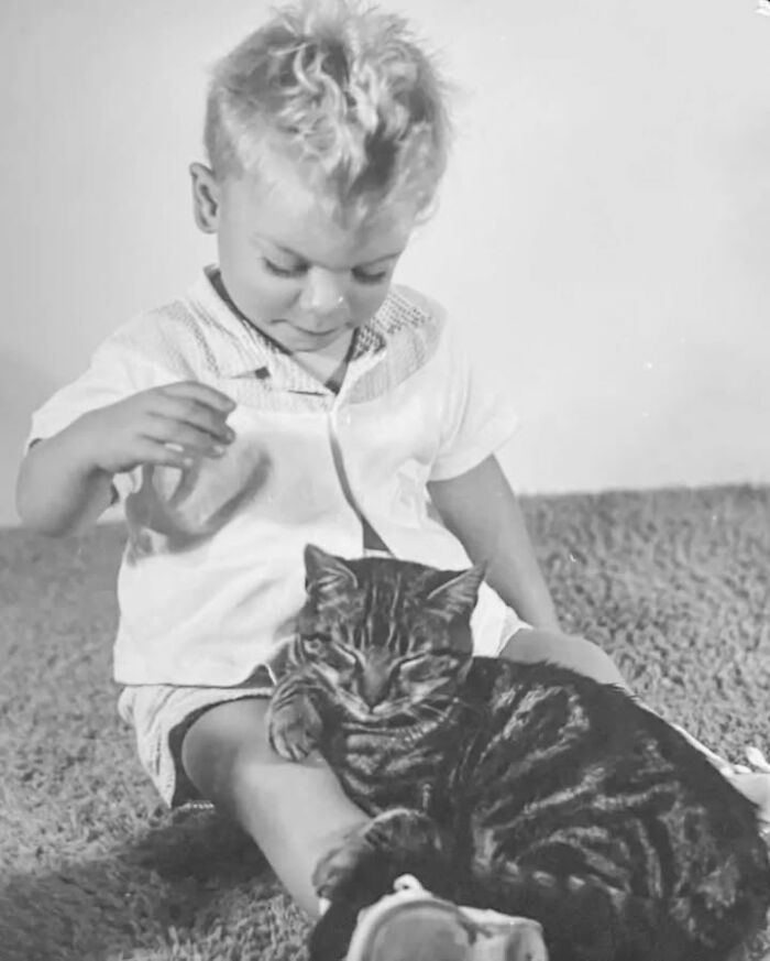 This Page Shared 39 New Adorable Vintage Photos Of Children With Their Cats