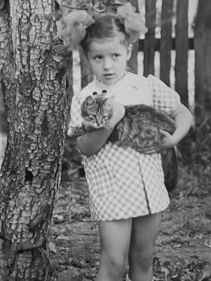 This Page Shared 39 New Adorable Vintage Photos Of Children With Their Cats