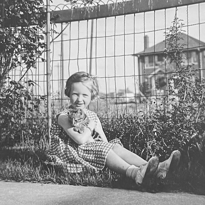 This Page Shared 39 New Adorable Vintage Photos Of Children With Their Cats