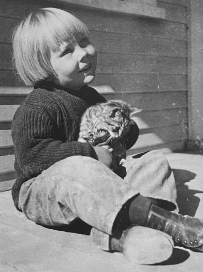 This Page Shared 39 New Adorable Vintage Photos Of Children With Their Cats