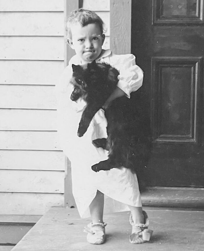 This Page Shared 39 New Adorable Vintage Photos Of Children With Their Cats