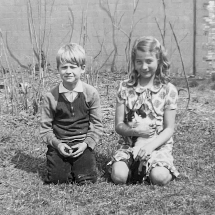 This Page Shared 39 New Adorable Vintage Photos Of Children With Their Cats