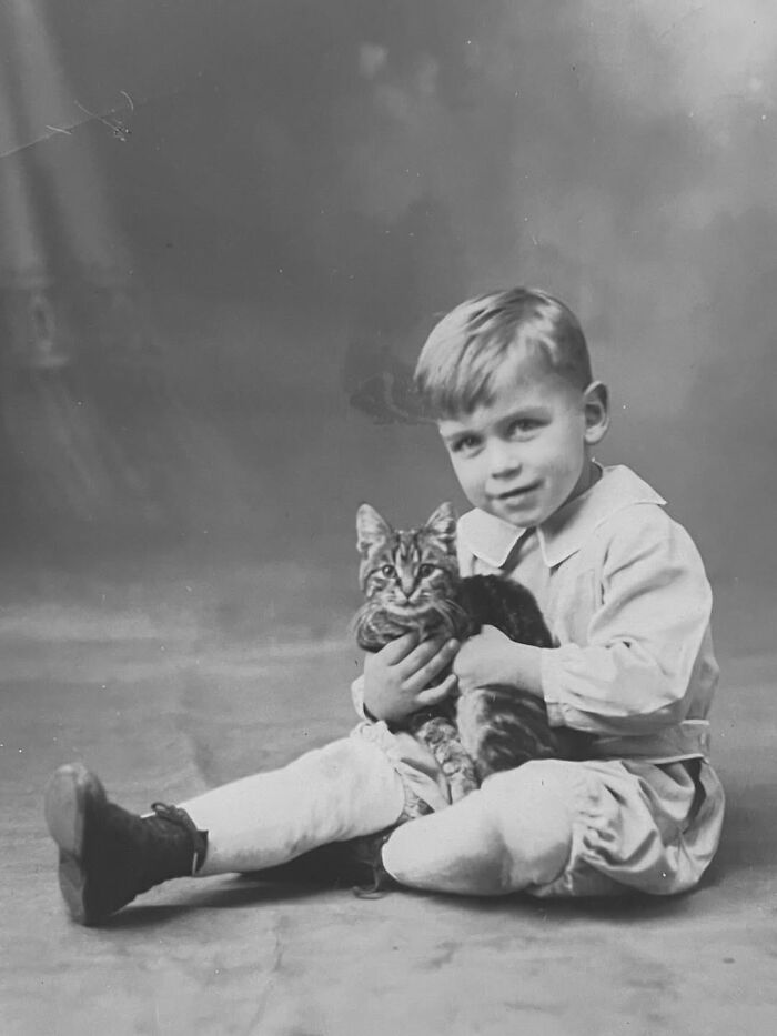 This Page Shared 39 New Adorable Vintage Photos Of Children With Their Cats