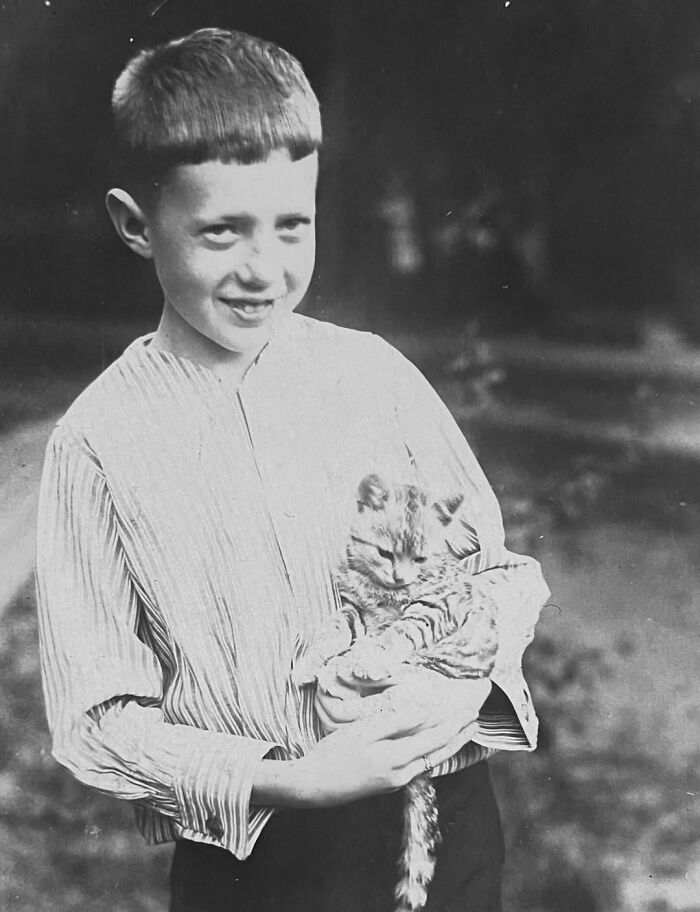 This Page Shared 39 New Adorable Vintage Photos Of Children With Their Cats