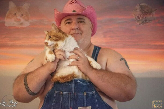 39 Times Family Photos With Cats Went Hilariously Wrong, As Shared By This Page