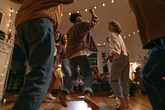 Tenant Fights Fire With Fire Against His Loud Party-Loving Neighbors, And They Move Out A Month Later Tenant Fights Fire With Fire Against His Loud Party-Loving Neighbors, And They Move Out A Month Later