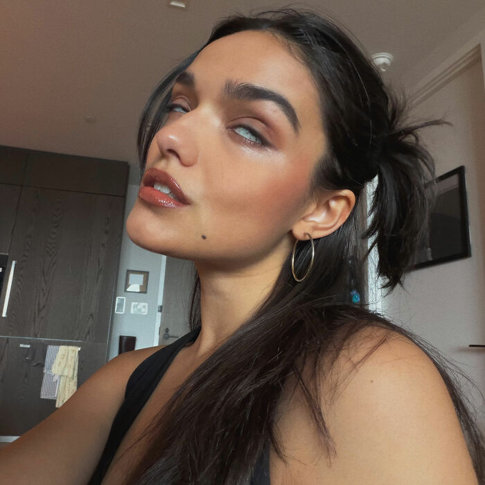 “She’s Gotta Stop”: Rachel Zegler’s New Photo Has Fans All Pointing Out Irksome Pattern “She’s Gotta Stop”: Rachel Zegler’s New Photo Has Fans All Pointing Out Irksome Pattern