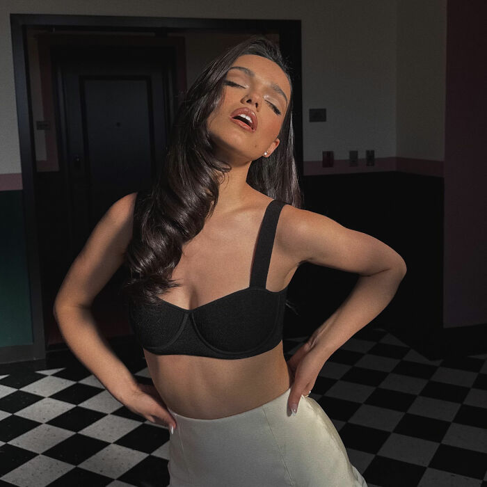 “She’s Gotta Stop”: Rachel Zegler’s New Photo Has Fans All Pointing Out Irksome Pattern “She’s Gotta Stop”: Rachel Zegler’s New Photo Has Fans All Pointing Out Irksome Pattern