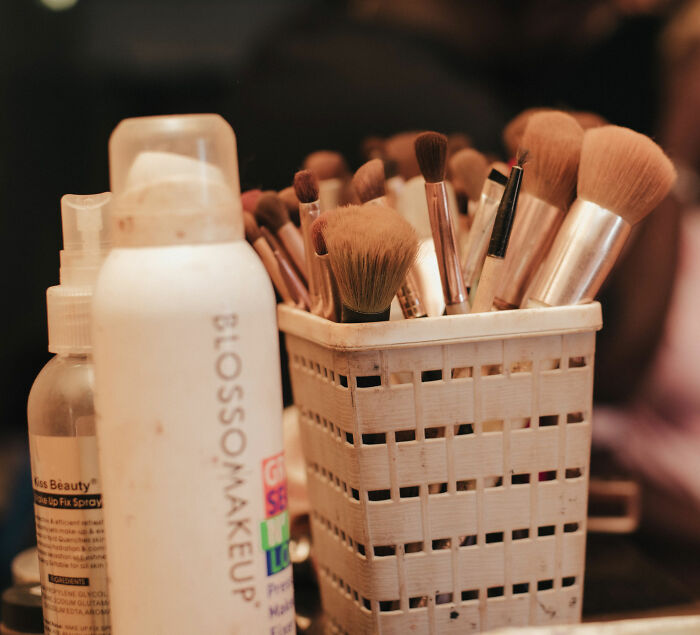Model Exposes The “Horrifying” Hygiene Breaches Happening Behind The Scenes In Fashion Model Exposes The “Horrifying” Hygiene Breaches Happening Behind The Scenes In Fashion