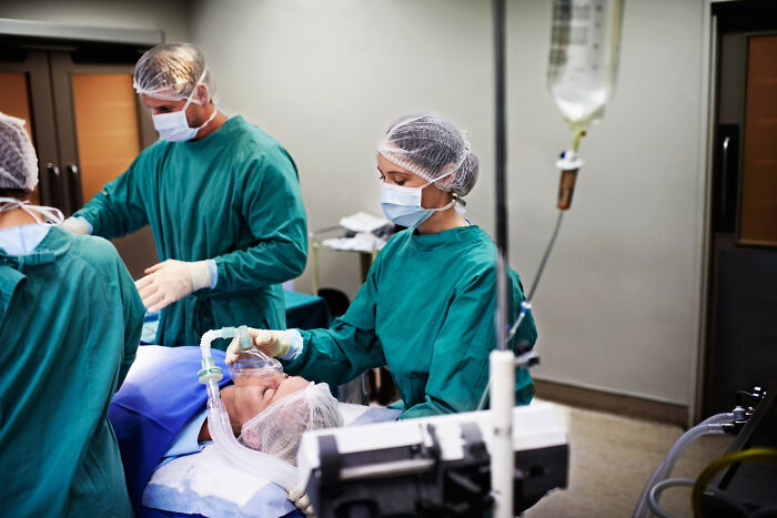 Healthcare Workers See Insane Things Every Day, But Here Are The Craziest Ones (46 Stories)
