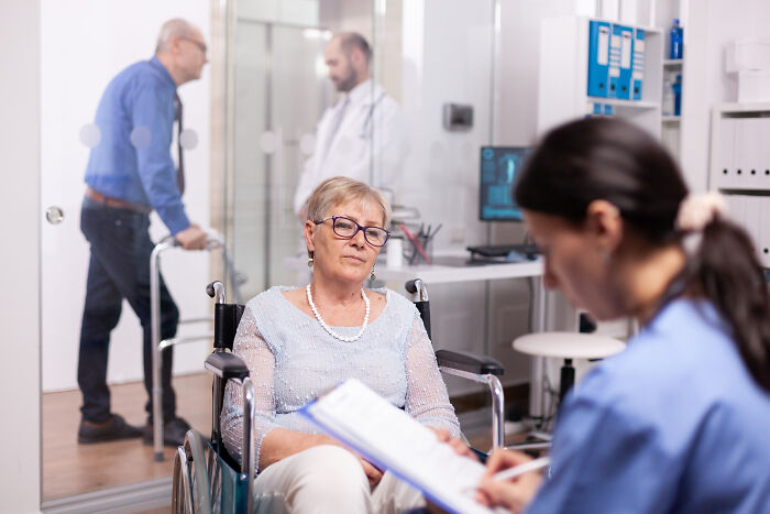 Healthcare Workers See Insane Things Every Day, But Here Are The Craziest Ones (46 Stories)