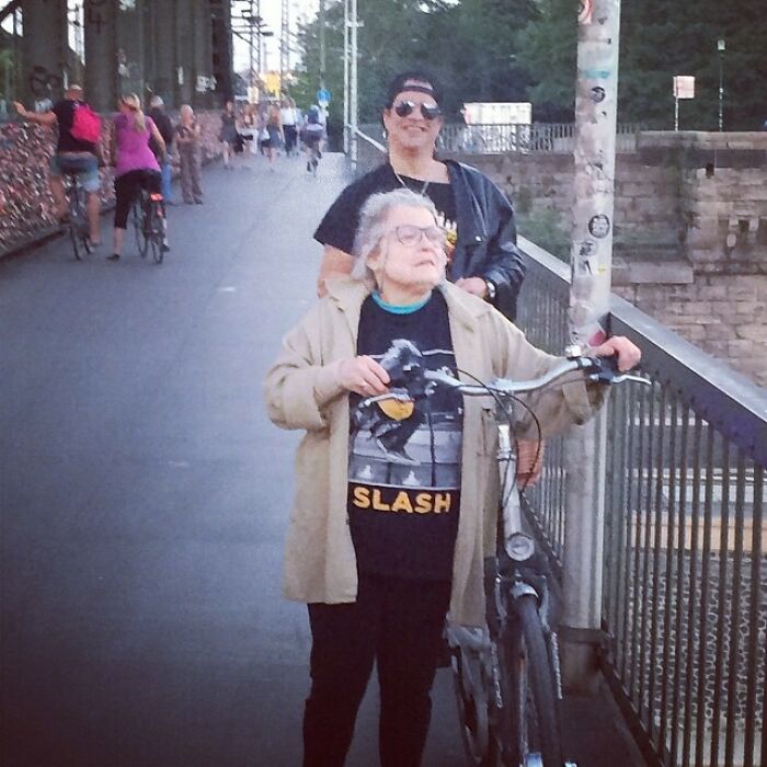 84 Photos Where Something In The Background Completely Hijacked The Moment (New Pics) 84 Photos Where Something In The Background Completely Hijacked The Moment (New Pics)