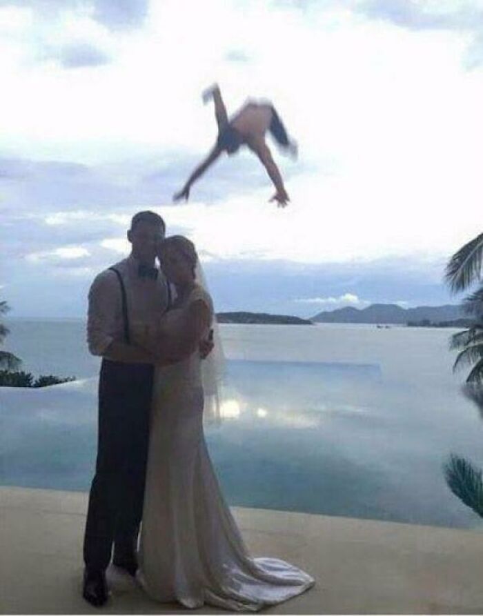 84 Photos Where Something In The Background Completely Hijacked The Moment (New Pics) 84 Photos Where Something In The Background Completely Hijacked The Moment (New Pics)