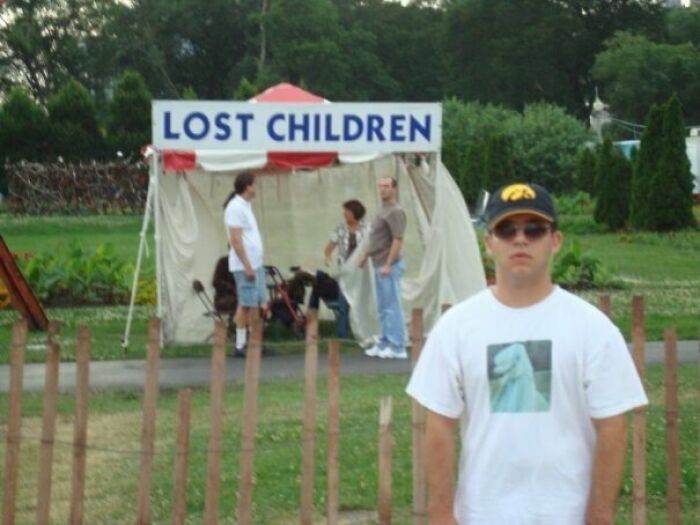 84 Photos Where Something In The Background Completely Hijacked The Moment (New Pics) 84 Photos Where Something In The Background Completely Hijacked The Moment (New Pics)