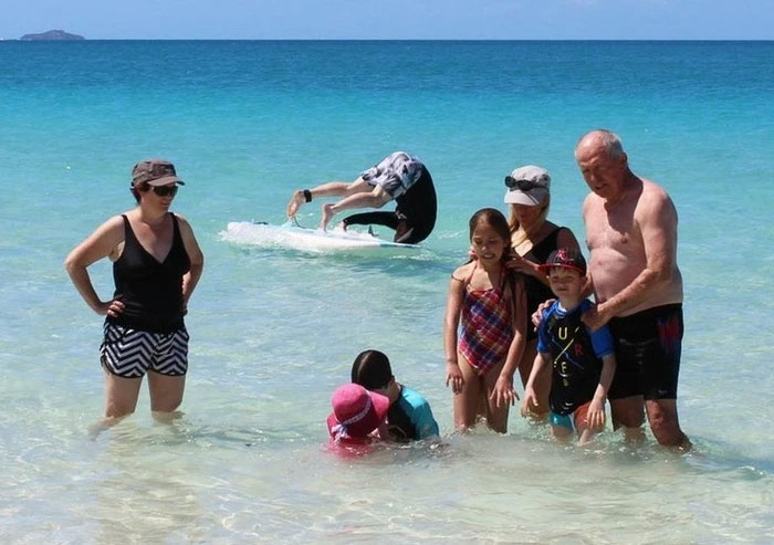 84 Photos Where Something In The Background Completely Hijacked The Moment (New Pics) 84 Photos Where Something In The Background Completely Hijacked The Moment (New Pics)