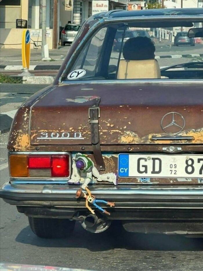 76 Out-Of-Context Pics That Somehow Get Funnier The Less You Know