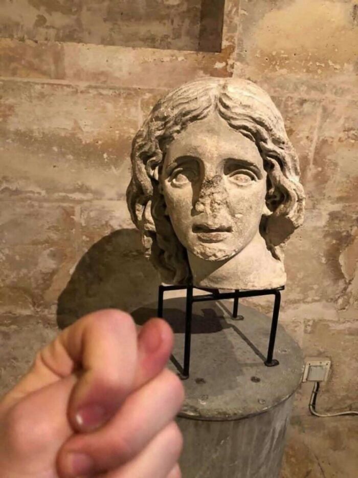 76 Out-Of-Context Pics That Somehow Get Funnier The Less You Know