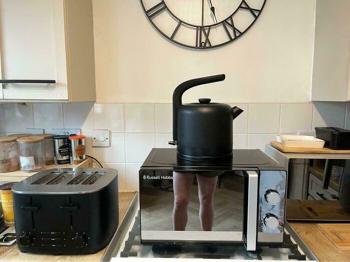 57 Mirror Pics Where The Reflection Ended Up Being Funnier Than The Main Subject