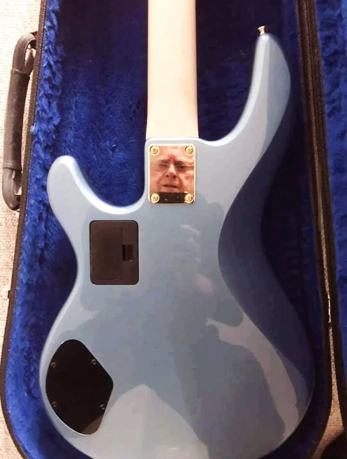 57 Mirror Pics Where The Reflection Ended Up Being Funnier Than The Main Subject