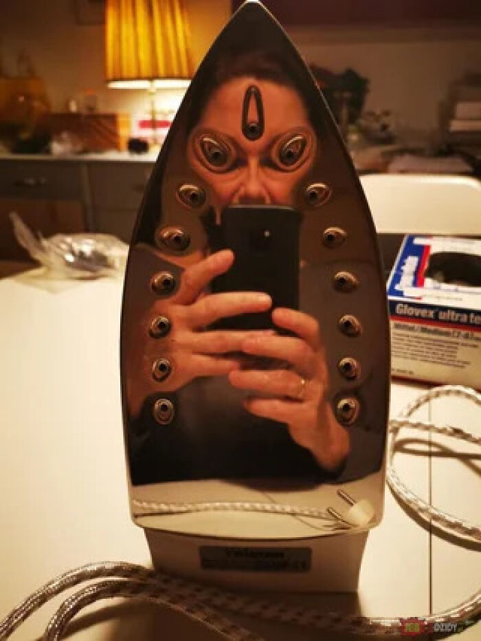 57 Mirror Pics Where The Reflection Ended Up Being Funnier Than The Main Subject