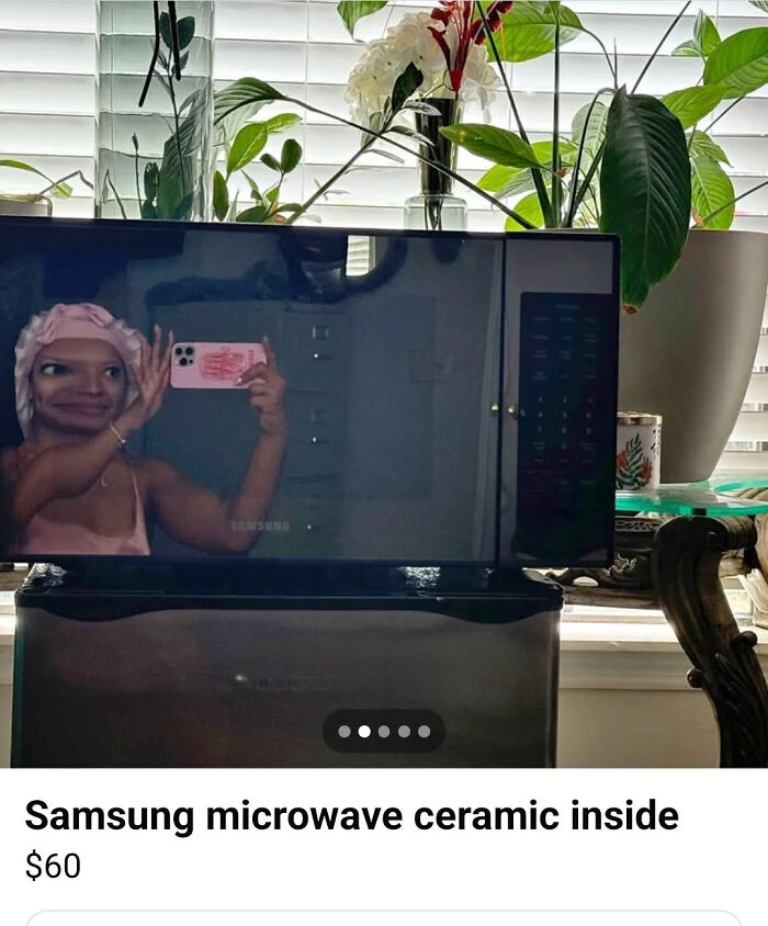57 Mirror Pics Where The Reflection Ended Up Being Funnier Than The Main Subject