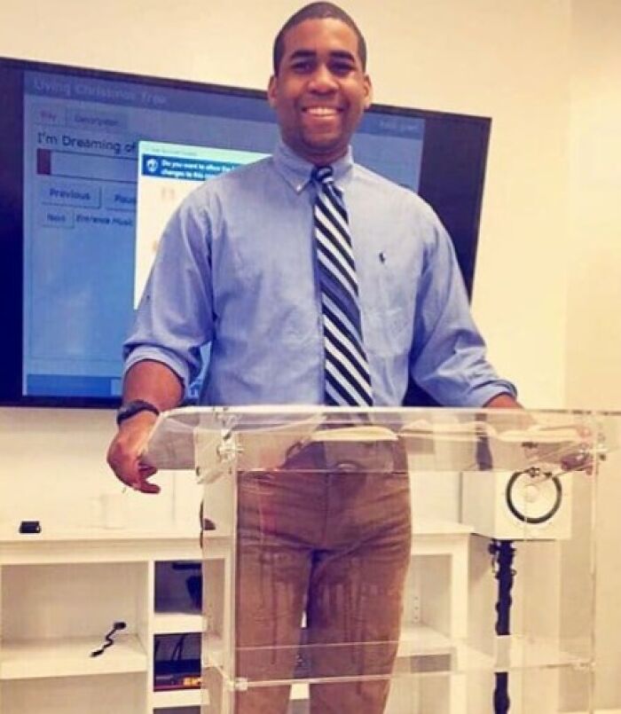 57 Mirror Pics Where The Reflection Ended Up Being Funnier Than The Main Subject