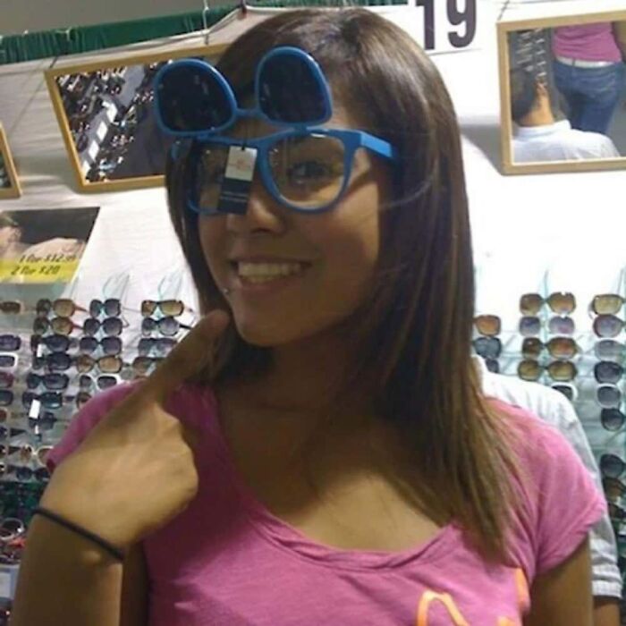 57 Mirror Pics Where The Reflection Ended Up Being Funnier Than The Main Subject