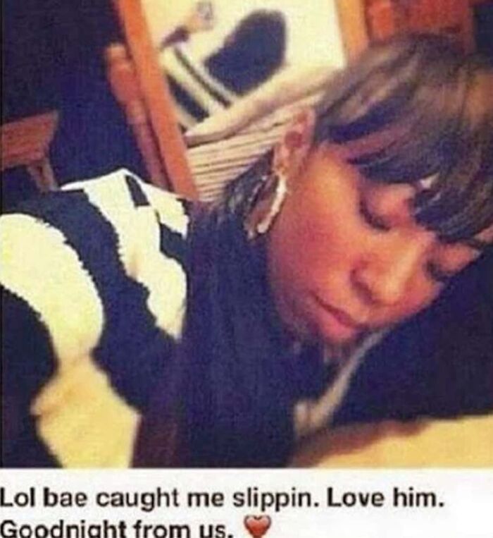 57 Mirror Pics Where The Reflection Ended Up Being Funnier Than The Main Subject