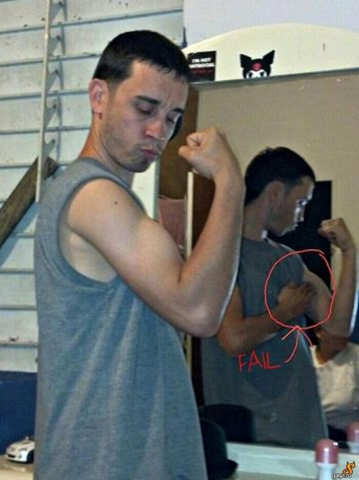 57 Mirror Pics Where The Reflection Ended Up Being Funnier Than The Main Subject