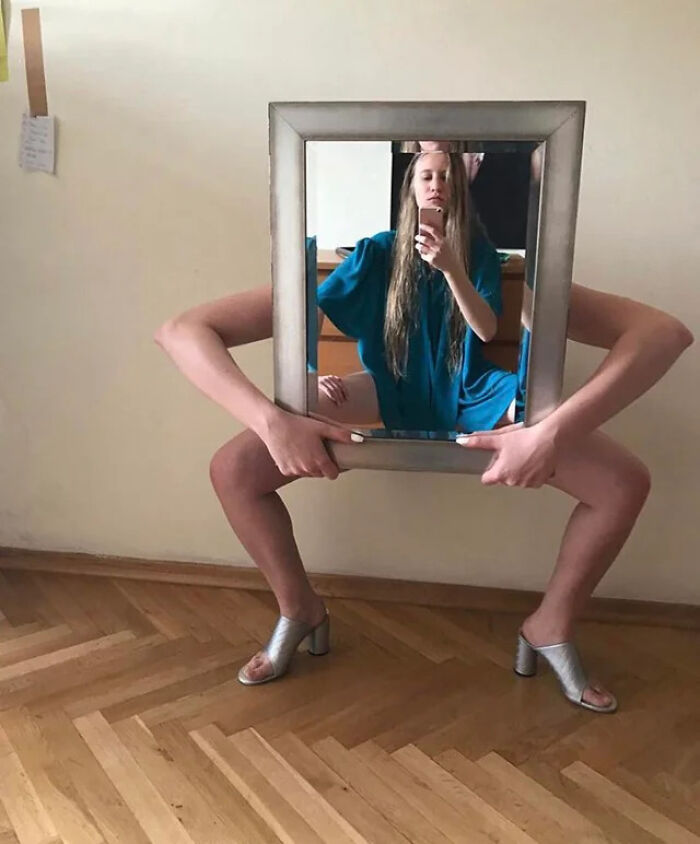 57 Mirror Pics Where The Reflection Ended Up Being Funnier Than The Main Subject