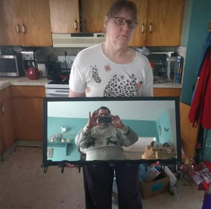 57 Mirror Pics Where The Reflection Ended Up Being Funnier Than The Main Subject