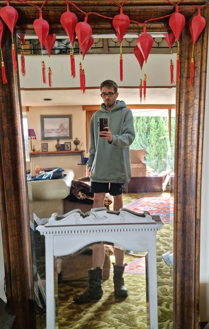 57 Mirror Pics Where The Reflection Ended Up Being Funnier Than The Main Subject
