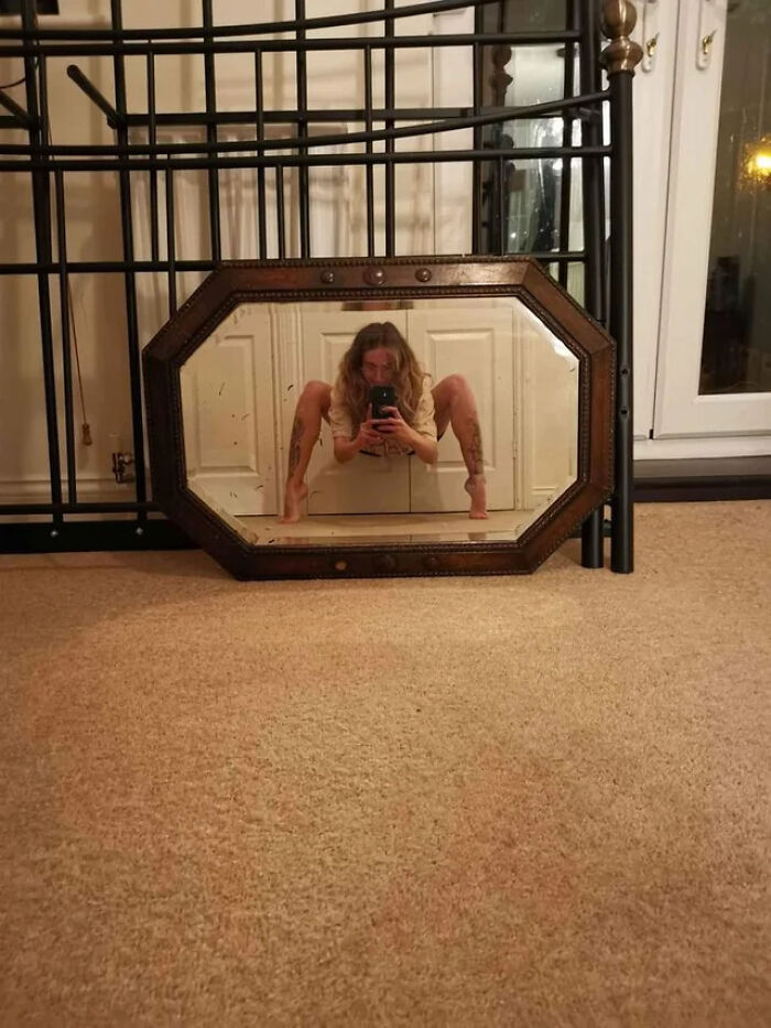 57 Mirror Pics Where The Reflection Ended Up Being Funnier Than The Main Subject