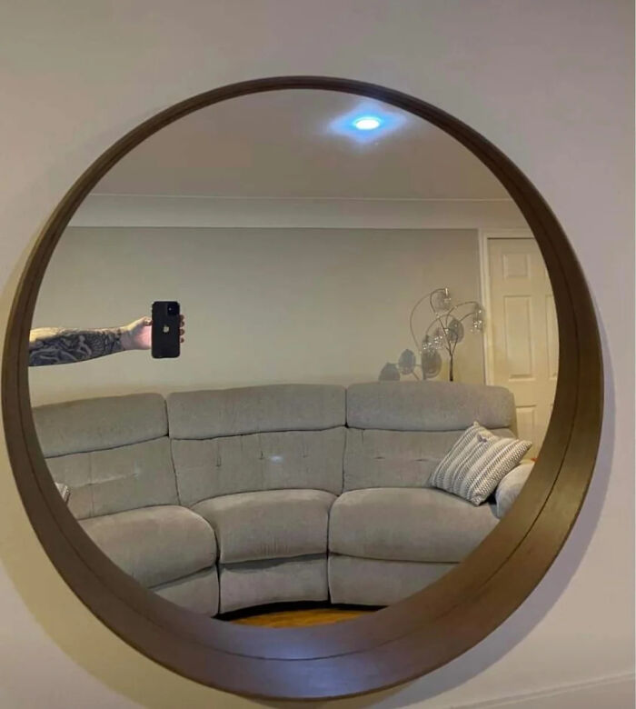 57 Mirror Pics Where The Reflection Ended Up Being Funnier Than The Main Subject