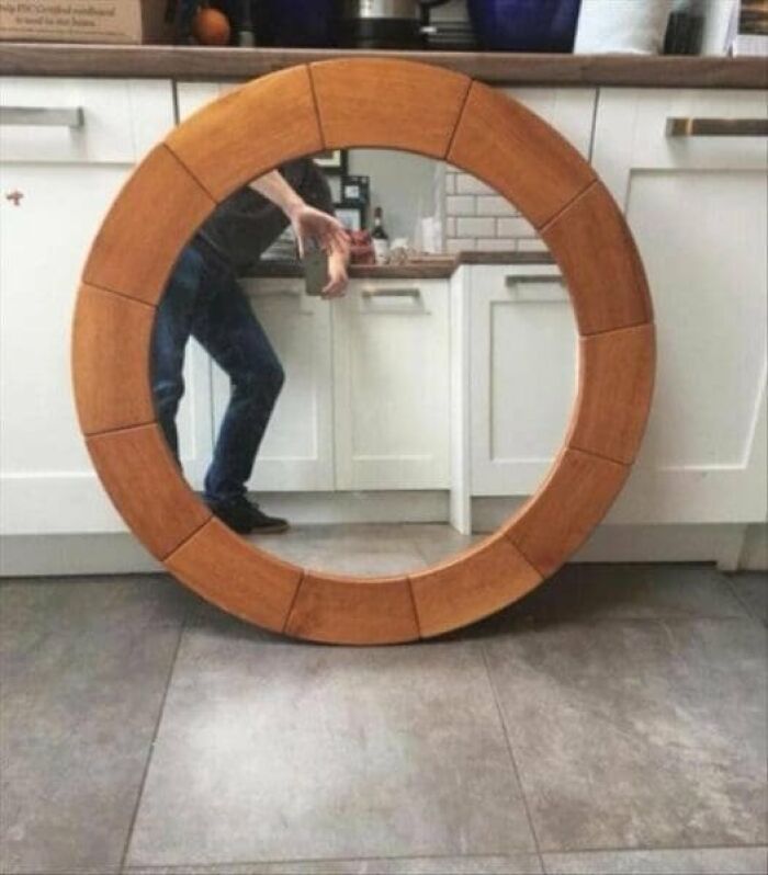 57 Mirror Pics Where The Reflection Ended Up Being Funnier Than The Main Subject