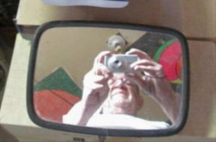 57 Mirror Pics Where The Reflection Ended Up Being Funnier Than The Main Subject