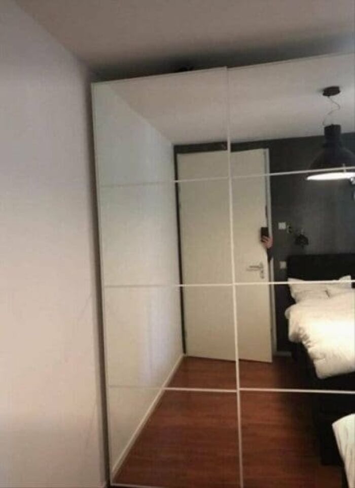 57 Mirror Pics Where The Reflection Ended Up Being Funnier Than The Main Subject