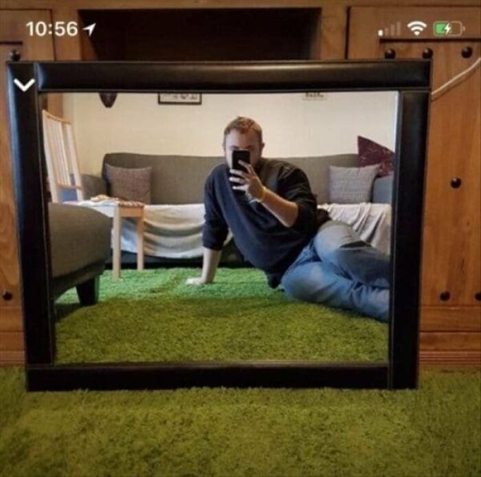 57 Mirror Pics Where The Reflection Ended Up Being Funnier Than The Main Subject