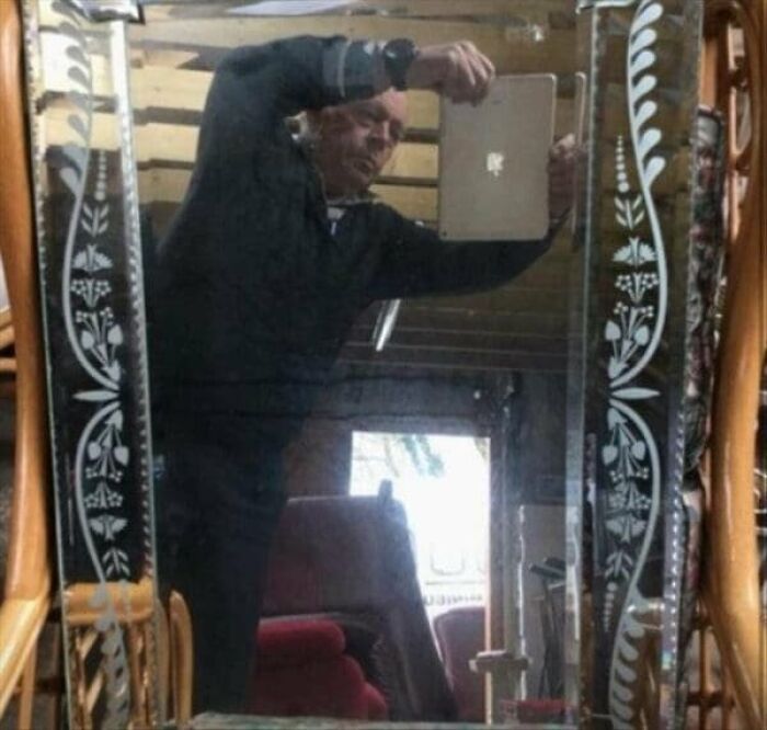 57 Mirror Pics Where The Reflection Ended Up Being Funnier Than The Main Subject