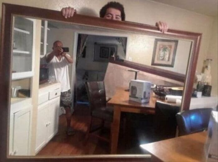 57 Mirror Pics Where The Reflection Ended Up Being Funnier Than The Main Subject