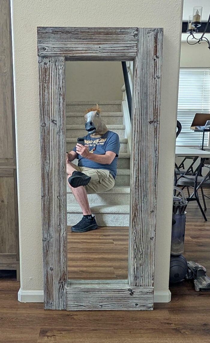 57 Mirror Pics Where The Reflection Ended Up Being Funnier Than The Main Subject