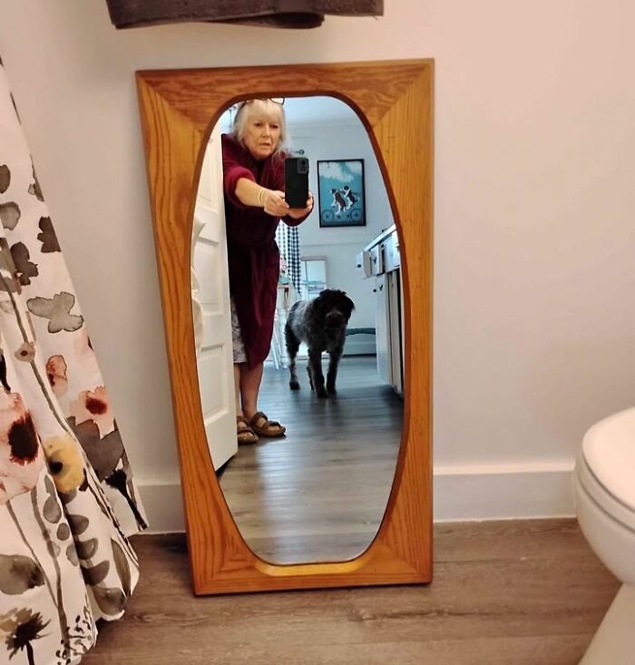 57 Mirror Pics Where The Reflection Ended Up Being Funnier Than The Main Subject