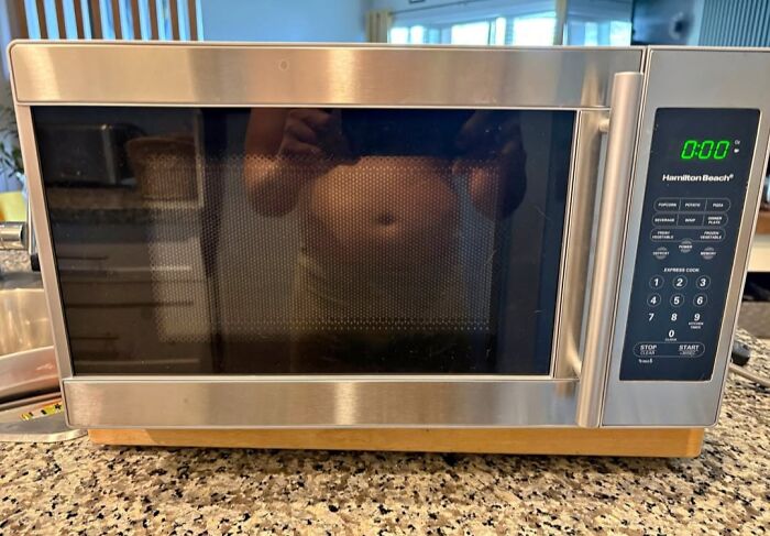 57 Mirror Pics Where The Reflection Ended Up Being Funnier Than The Main Subject