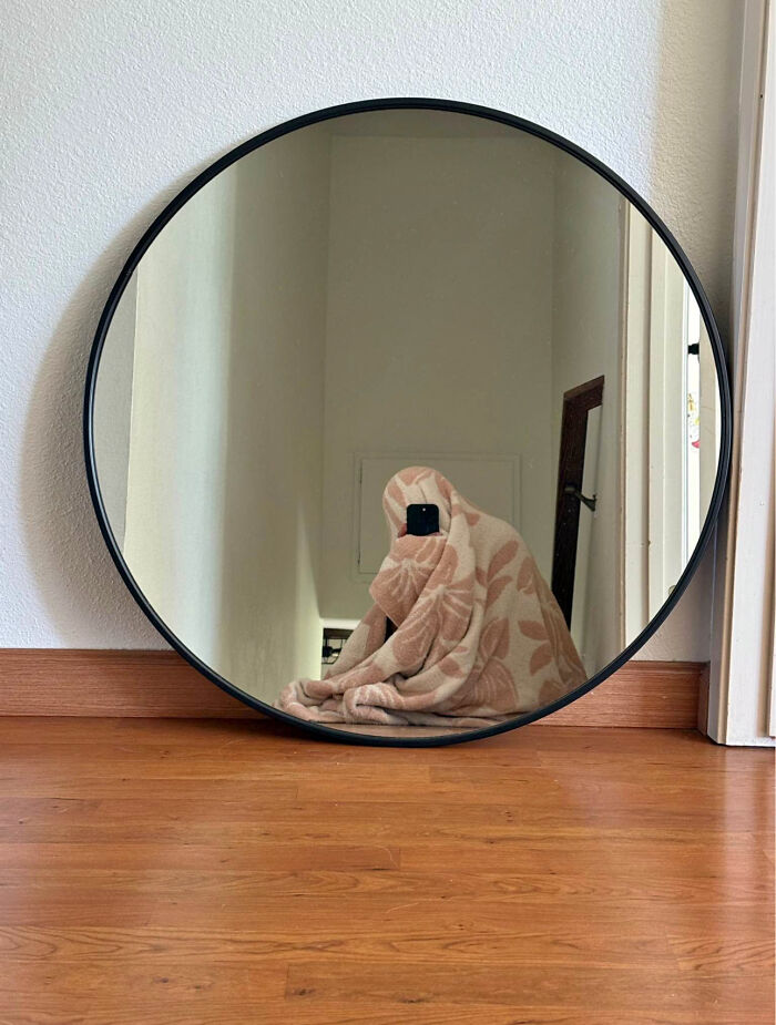 57 Mirror Pics Where The Reflection Ended Up Being Funnier Than The Main Subject