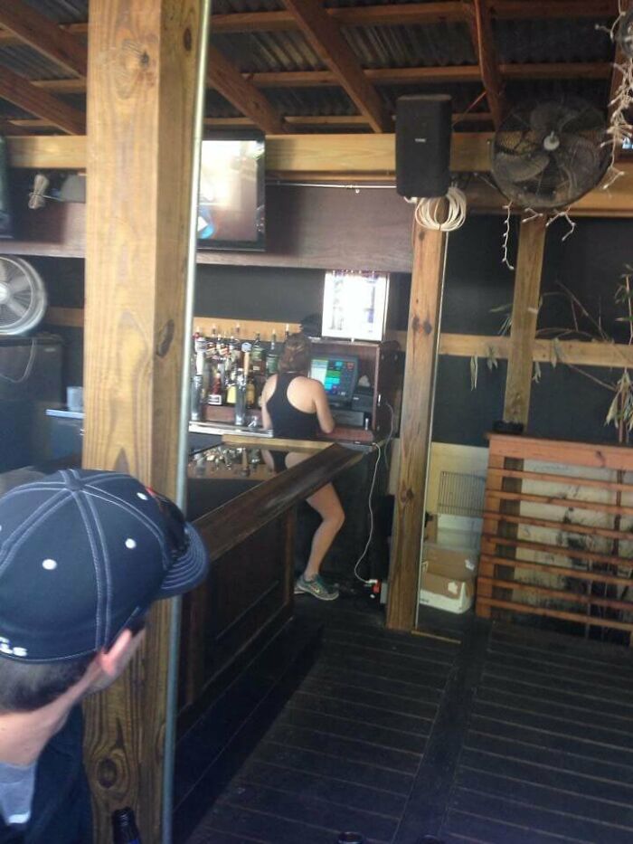 57 Mirror Pics Where The Reflection Ended Up Being Funnier Than The Main Subject