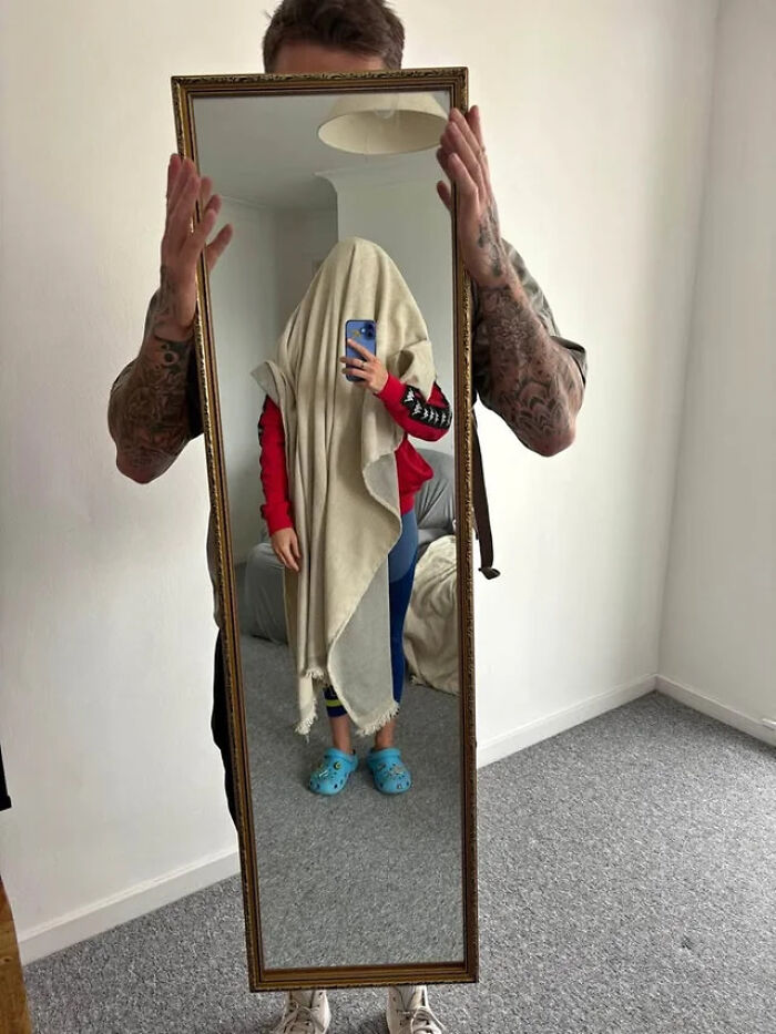 57 Mirror Pics Where The Reflection Ended Up Being Funnier Than The Main Subject