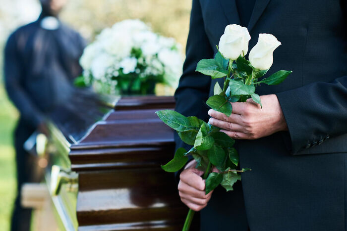 69 Times Things Went So Wrong At Funerals, People Didn’t Know Whether To Laugh Or Cry 69 Times Things Went So Wrong At Funerals, People Didn’t Know Whether To Laugh Or Cry