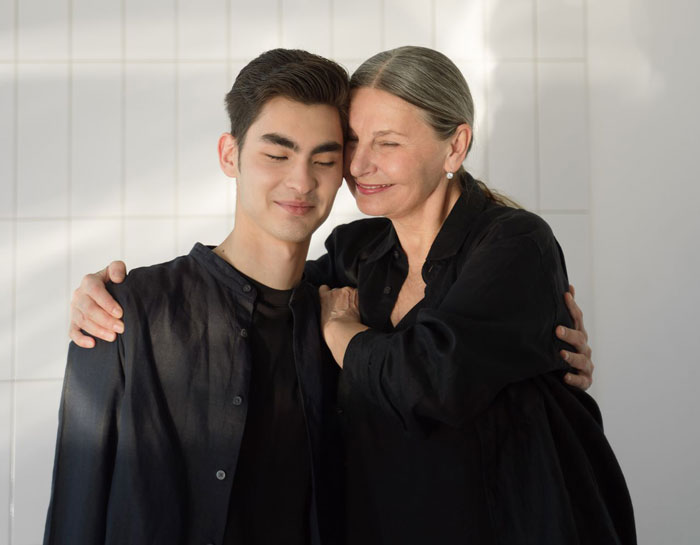 Mom Is Losing Sleep After Finding Out Who Her Son’s GF Is, People Shrug Their Shoulders As He’s Already 19 Mom Is Losing Sleep After Finding Out Who Her Son’s GF Is, People Shrug Their Shoulders As He’s Already 19